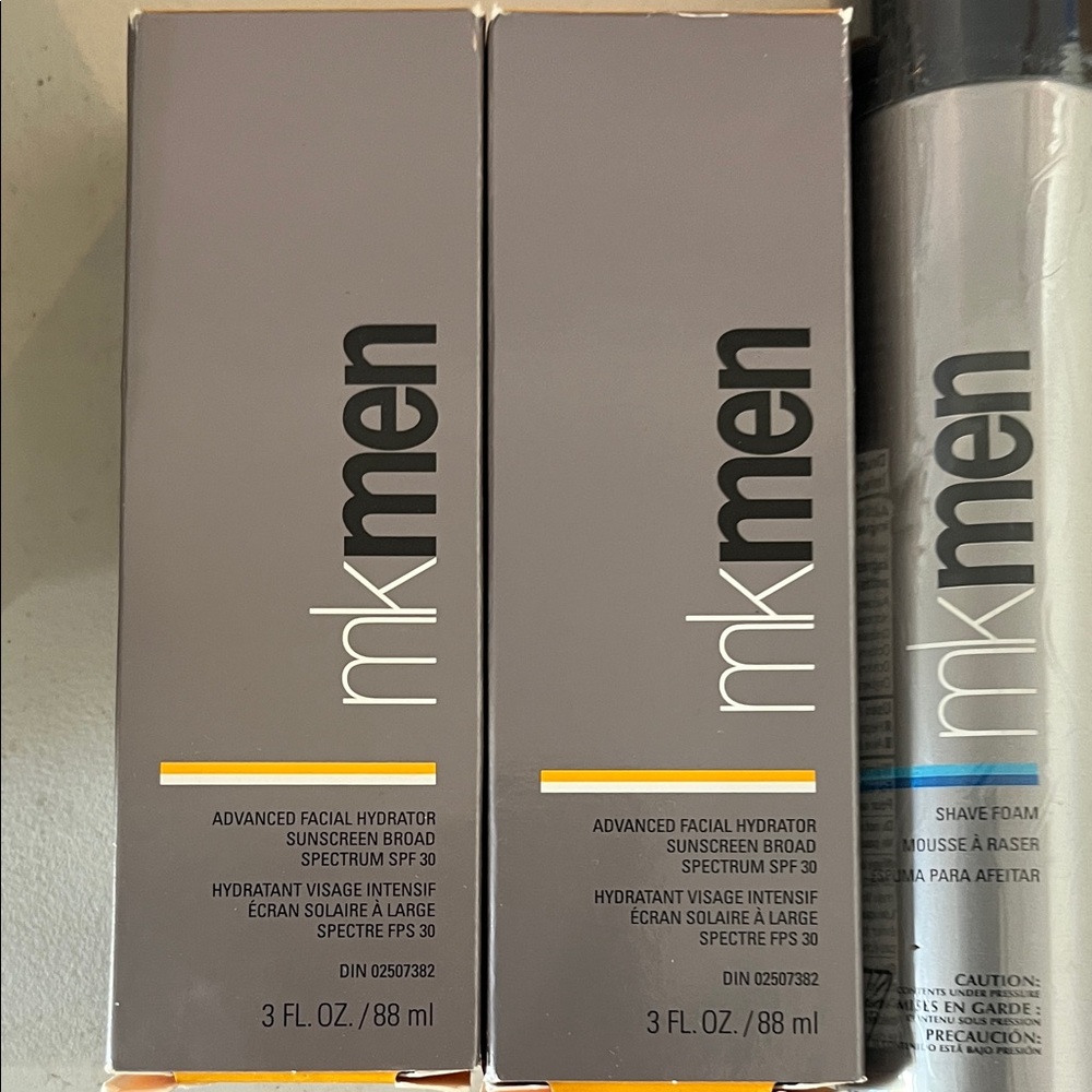 Mary Kay MKMen Skincare Set - Black and Gray - Picture 2 of 13